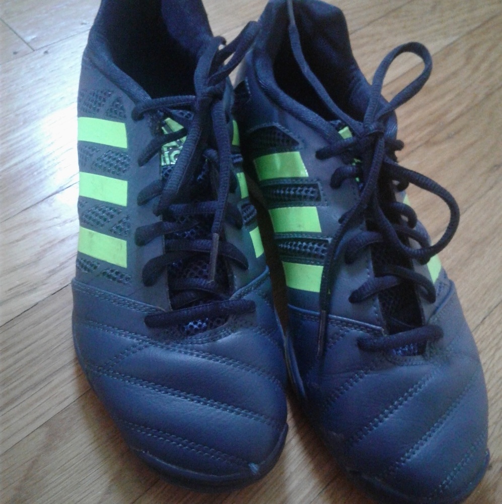 Men's Adidas indoor soccer shoes | size 7